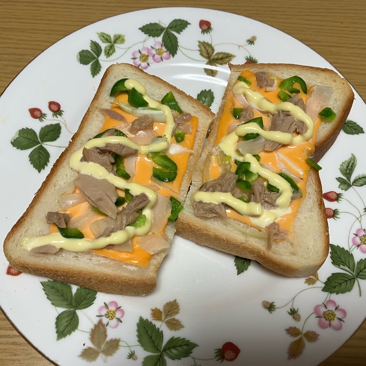 国産チーズと玉ねぎとピーマンとツナのマヨトースト♡